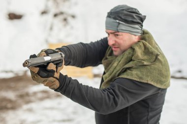 Tetikçi el ve çekim silah tutarak. Yakın çekim ayrıntı görünümü