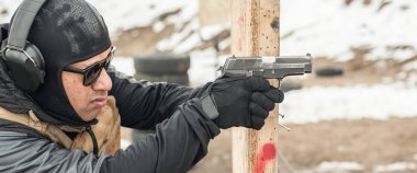 Çekim aralığında hedefe çekim. Geri yakın ayrıntı görünümü