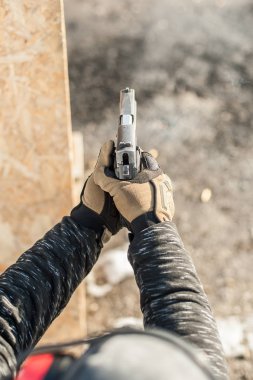 Çekim aralığında hedefe çekim. Geri yakın ayrıntı görünümü