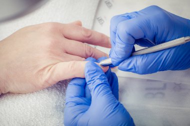 Tırnak tedavisi, güzellik salonunda bileme ve cilalama.