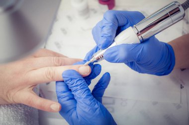 Tırnak tedavisi, güzellik salonunda bileme ve cilalama.