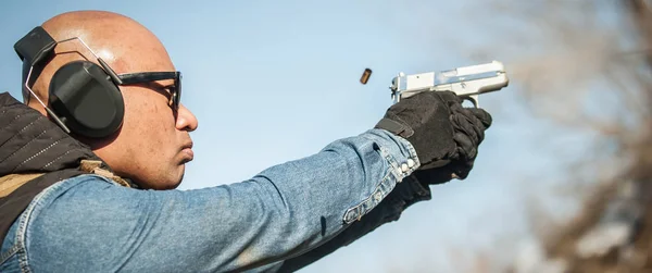 Attrape une balle. Gros plan du pistolet et de la balle volante — Photo