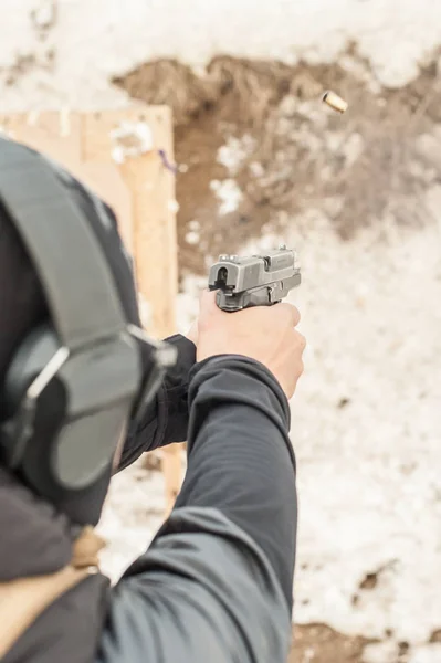 Shooting on target in shooting range. Back close-up detail view — Stock Photo, Image