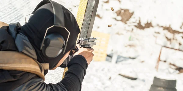 Shooting on target in shooting range. Back close-up detail view — Stock Photo, Image