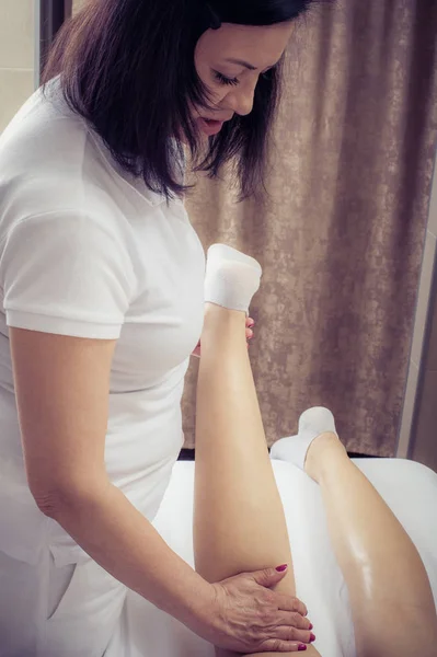 Spa body massage treatment. Woman having massage in spa salon — Stock Photo, Image