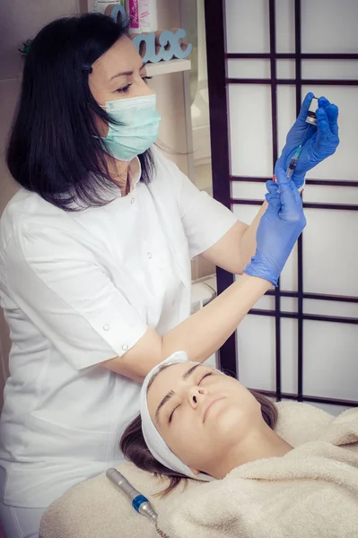 Egy fiatal nő kozmetikai kezelést kap a szépségszalonban — Stock Fotó