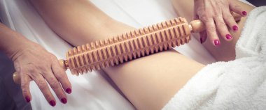 Güzellik terapisinde kadın antidepresan masaj tedavisi görüyor.