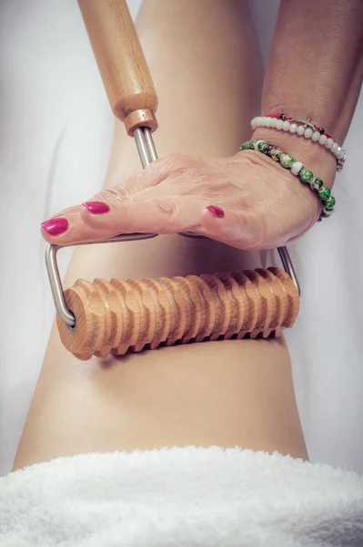 Žena na maderoterapie antikellulitida masáž léčba v kráse — Stock fotografie