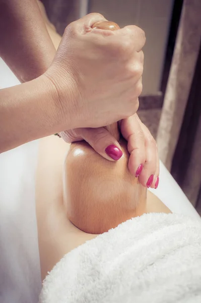 Kvinna på maderoterapi anticellulit massage behandling på skönhet — Stockfoto