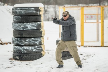 Kapak veya barikat arkasında ve etrafında savaş silah çekim eğitimi