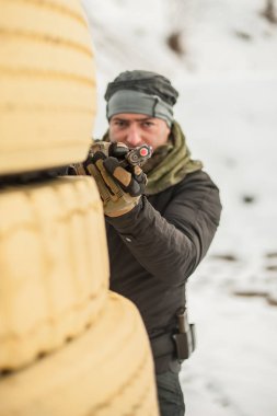 Kapak veya barikat arkasında ve etrafında savaş silah çekim eğitimi