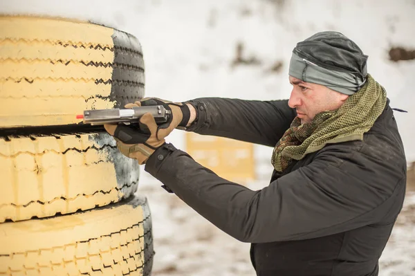 Бойова стрільба з гармати тренування позаду і навколо обкладинки або барикади — стокове фото