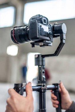 Kamera tutan el adam ve fotoğraf çekmek