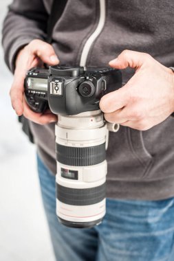 Kamera tutan el adam ve fotoğraf çekmek