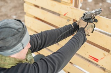 Kapak veya barikat arkasında ve etrafında savaş silah çekim eğitimi