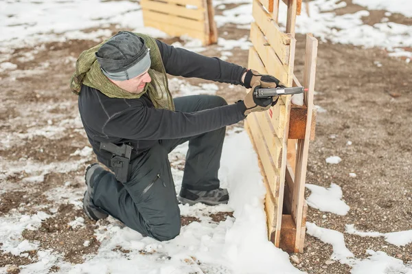 Combat gun shooting training behind and around cover or barricade — Stock Photo, Image