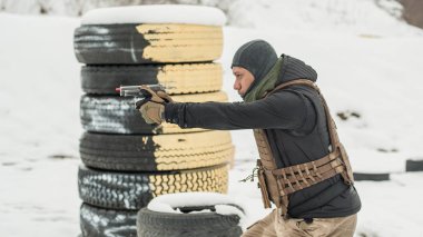 Kapak veya barikat arkasında ve etrafında savaş silah çekim eğitimi