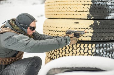 Kapak veya barikat arkasında ve etrafında savaş silah çekim eğitimi