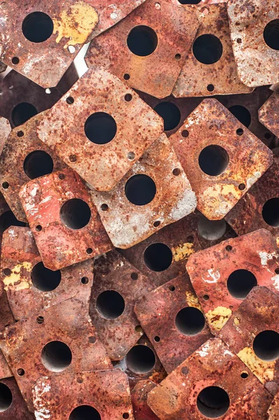 堆成的废料生锈的碎金属板覆盖在锈 — 图库照片