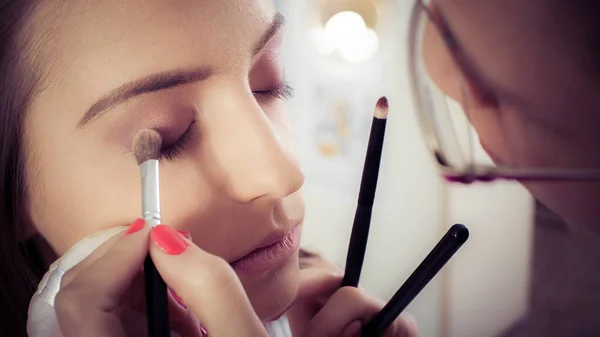 Professionelle Künstlerin macht Schönheits-Make-up für junge Mädchen — Stockfoto