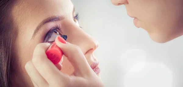 Artista profesional está haciendo maquillaje de belleza a la joven — Foto de Stock