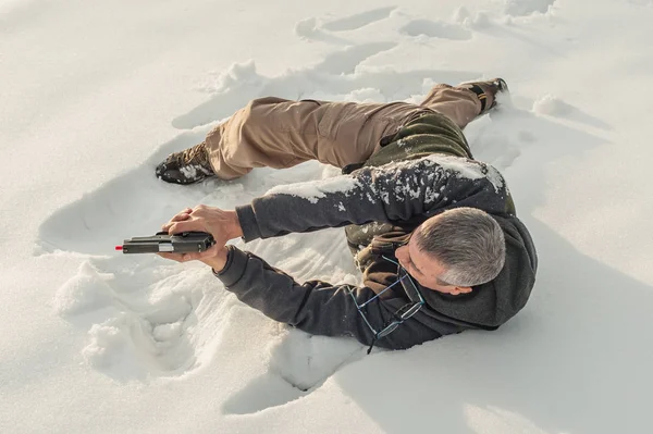 L'istruttore dimostra la posizione del corpo del tiro al poligono di tiro — Foto Stock