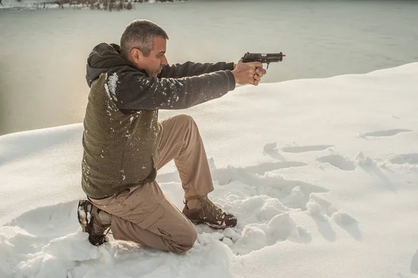 Instructor demonstrate body position of gun shooting on shooting range — Stock Photo, Image