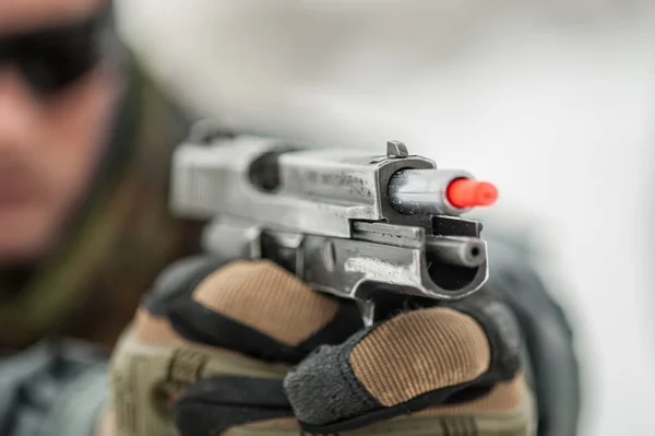 Vista de cerca de las manos del tirador sosteniendo la pistola con palo de seguridad — Foto de Stock