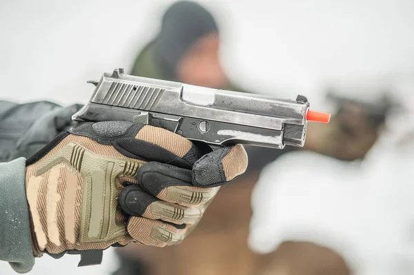 Visão de close-up de mãos de atirador segurando arma com vara de segurança — Fotografia de Stock