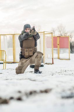Çömelme pozisyonu askeri özel kuvvetler asker savaş çekim eğitimi var