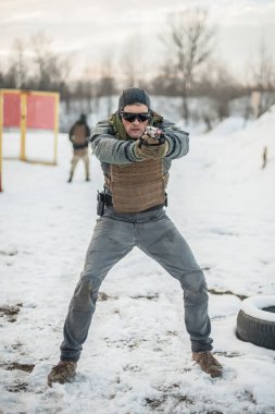 Askeri ve ordu özel kuvvetler asker savaş çekim eğitimi var