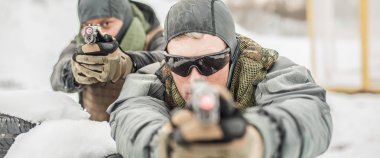 İki askeri ve ordu askeri doğrudan silah noktası ön görüş 