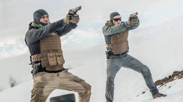 Deux soldats sur le champ de tir. Froid neige journée d'hiver — Photo