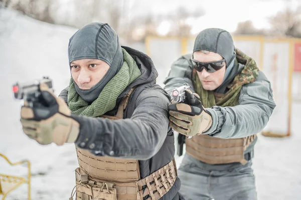 Dois soldados do exército no campo de tiro. neve fria dia de inverno — Fotografia de Stock