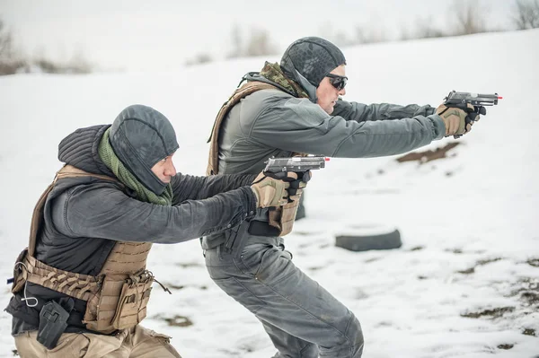 Due soldati al poligono di tiro. Freddo giorno d'inverno neve — Foto Stock