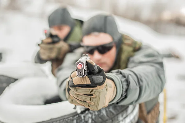 Due militari e soldato dell'esercito diretto pistola punto di vista frontale — Foto Stock