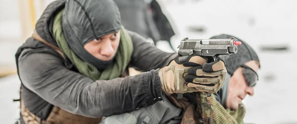 Dois militares e soldados do exército ponto de vista frontal arma direta — Fotografia de Stock