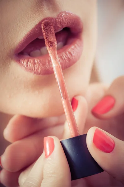 Artista profesional está haciendo maquillaje de belleza a la joven — Foto de Stock