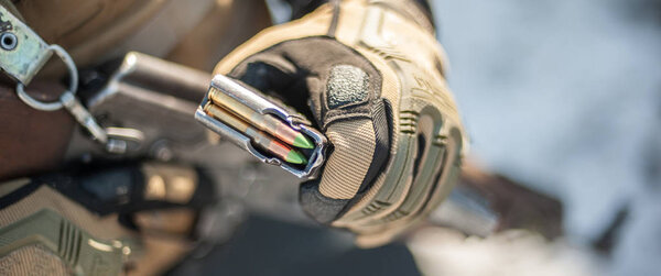 Солдат заряжает ружейные пулеметы в патронник