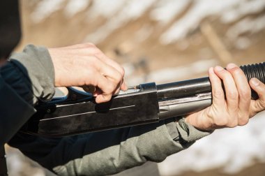 Asker el leri mermi mermilerini kartuş klibine yükledi