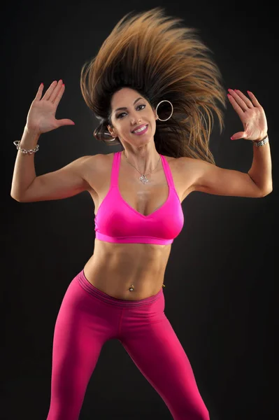 Instructor de fitness de baile Zumba haciendo ejercicios aeróbicos deportivos. Mo. —  Fotos de Stock