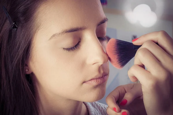 Professionelle Künstlerin macht Schönheits-Make-up für junge Mädchen — Stockfoto