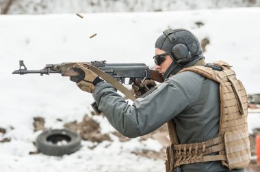 Askeri asker tüfek makineli tüfekten ateş çatışmada