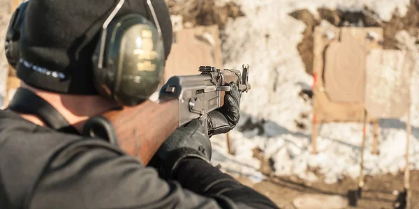 Civilian shooting training from rifle machine gun on shooting range — Stock Photo, Image
