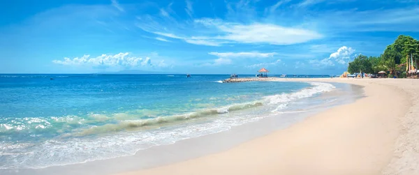 Idyllic tropical beach, palm, white sand and crystal clear water — Stock Photo, Image