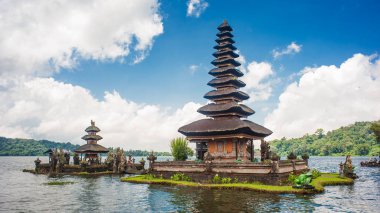 Pura Ulun Danu Bratan, ünlü Hindu tapınağı.