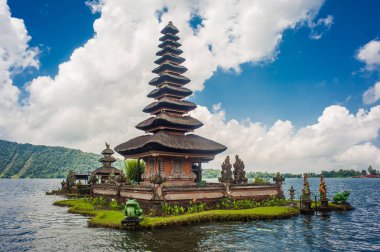 Pura Ulun Danu Bratan, ünlü Hindu tapınağı.