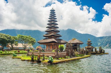 Pura Ulun Danu Bratan, ünlü Hindu tapınağı.