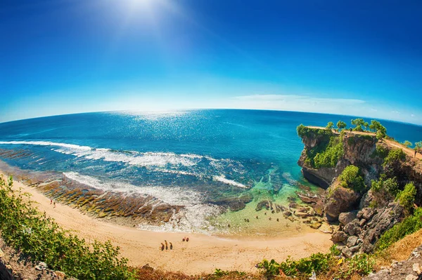 Playa tropical idílica, palmera, arena blanca y agua cristalina — Foto de Stock