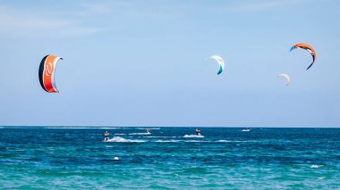 Hint okyanusunda uçurtma sörfü kimliği belirsiz kişi grubu